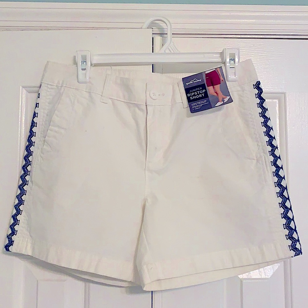 Women’s white shorts with embroidery side seam